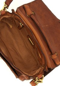 Borsa a tracolla in pelle marrone con superficie testurizzata. Presenta una tasca con zip e due scomparti interni con dettagli di cucitura. Accenti in metallo dorato.