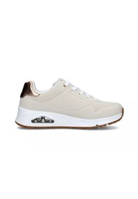 Sneakers beige con una toma d'aria perforata, suola bianca e un accento in metallo rosa oro sul tallone. Presentano un'imbottitura d'aria visibile e una suola in gomma.