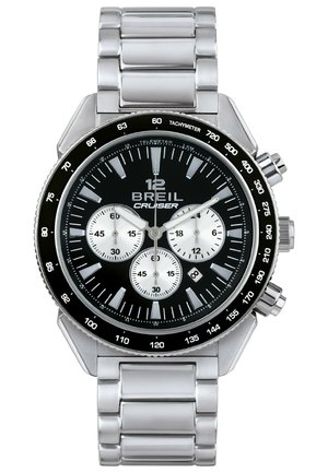 Kovinski wristwatch iz nerjavnega jekla s črnim številčnico, tremi podštevci, oknom za datum na 4. uri in tachymeter bevelom na kovinski povezavi.