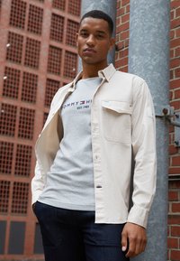Tommy Hilfiger CORE LOGO TEE - T-shirt med print - grey