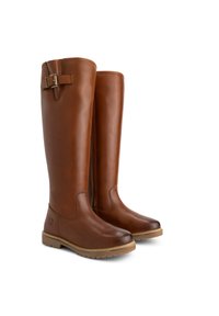 Hoge brown leren laarzen met gespsluiting vlakbij de bovenkant en beige rubberen zolen, zij aan zij op een witte achtergrond.
