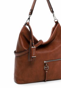 Sac à épaule en cuir marron avec un design décontracté, anse supérieure, quincaillerie argentée, accent de gland et poche zippée à l'avant.