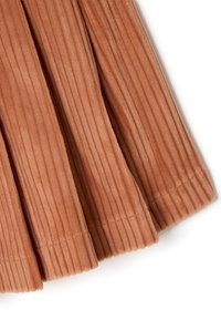 Rostfarbener Cordstoff mit vertikaler Ripp-textur, der glatte Kanten und ein mittellanges Design mit ordentlichen Falten zeigt.