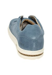 Sneaker in camoscio blu con un design a profilo basso, suola in gomma bianca e dettagli in sughero. Presenta un interno imbottito e cuciture decorative.