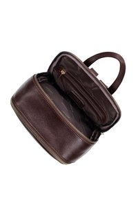 Sac à dos en cuir marron avec une texture extérieure, fermeture éclair dorée et poches intérieures. Il dispose d'une poignée supérieure et d'un revêtement intérieur doux.