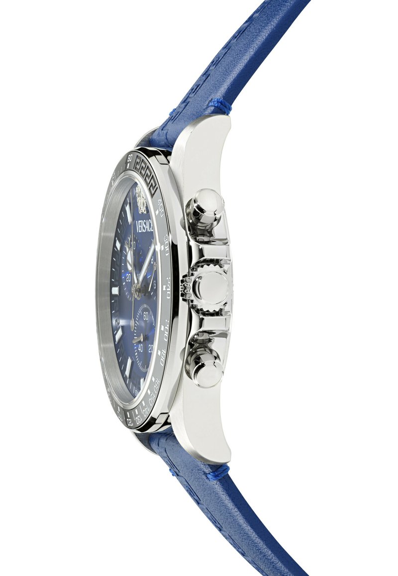 Blaues Lederarmbanduhr mit einem metallisch silbernen Gehäuse, blauen Zifferblatt, weißen Markierungen und drei Chronographen-Subdials; polierte Oberfläche und dekorative Lünette.
