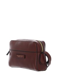 Borsa in pelle marrone di forma rettangolare, con zip dorata e etichetta frontale. Presenta una maniglia laterale e dettagli di cucitura visibili.