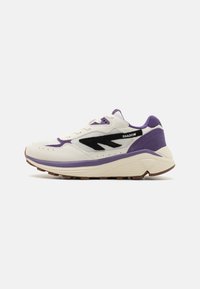 Unselected, anthracite/star white/grape compote
