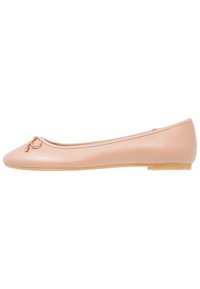 Hellrosa Ballerinas aus glattem Leder, mit runder Zehenpartie und einem kleinen dekorativen Bändchen mit goldfarbener Hardware auf der Vorderseite.
