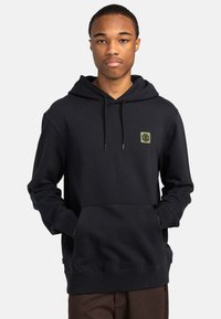 Hoodie nero realizzato in tessuto misto cotone. Presenta una tasca a marsupio frontale, cappuccio con cordino e una patch logo verde oliva sul petto.