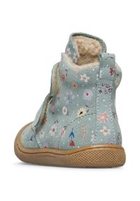 Stivale per bambini con motivo floreale in morbido materiale blu, foderato in pelliccia, suola in gomma e punta arrotondata. Presenta una chiusura con strap in velcro.