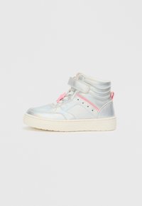 Kõrged sneakerid iridescentsest sünteetilisest materjalist, millel on Velcro rihm, valge kummist põhi, roosa pael ja mustad tähe aktsendid küljel.