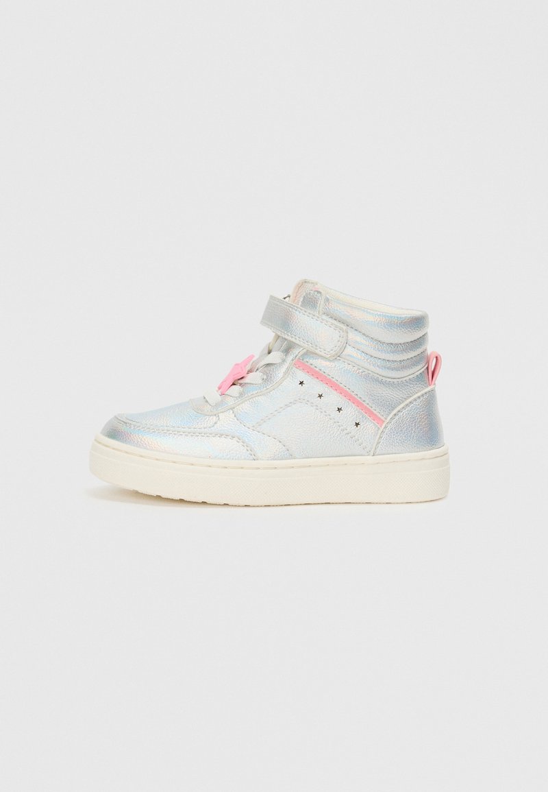 Kõrged sneakerid iridescentsest sünteetilisest materjalist, millel on Velcro rihm, valge kummist põhi, roosa pael ja mustad tähe aktsendid küljel.