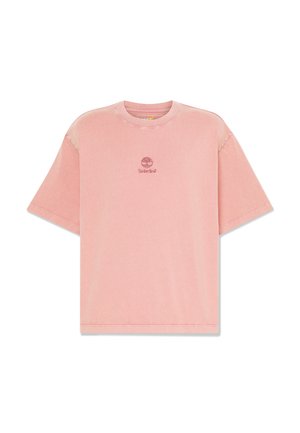 Roze T-shirt met korte mouwen en ronde hals, met een klein Timberland-boomlogo en tekst geborduurd op de borst.