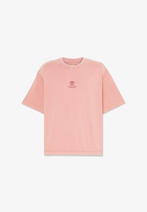 Roze T-shirt met korte mouwen en ronde hals, met een klein Timberland-boomlogo en tekst geborduurd op de borst.
