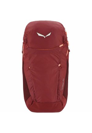 Bordeaux backpack van textiel, met verstelbare schouderbanden, zijvakken en een grote bovenrits. Voorzien van een wit logo aan de voorkant.