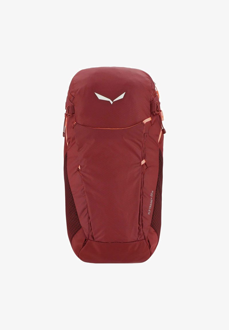 Bordowy plecak z teksturowanej tkaniny, regulowanymi paskami, bocznymi kieszeniami i dużym zamkiem błyskawicznym u góry. Posiada białe logo z przodu.