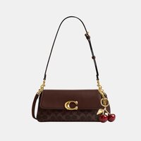 Geantă de umăr maro de designer cu cataramă aurie, talismane în formă de cireșe, curea reglabilă și bază închisă cu model, pe fundal deschis.