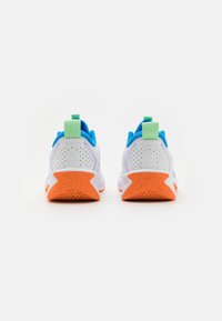 Nike Performance OMNI MULTI-COURT - Tenisice za trening - white/photo blue/vapor green/total orange