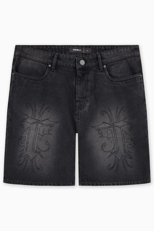Juodi džinso šortai su išsamiais siuvinėjimo raštais priekyje, klasikiniu penkių kišenių stiliumi ir standartiniu mygtuko užsegimu.