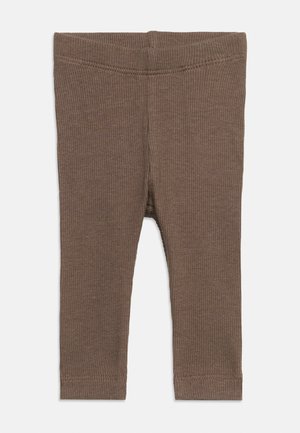 Brune ribstrikkede babyleggings med elastisk talje og lige ben mod en hvid baggrund.