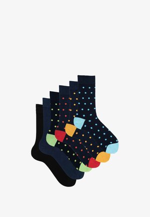 Fünf Paare Baumwollsocken in dunklen Farben mit kontrastierenden Punkten. Merkmale sind ein einfarbig schwarzes Paar und farbige Akzente an Zehen und Ferse.