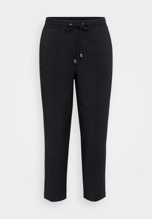 Črne trenirke z elastičnim pasom in vrvico, s prilegačim krojem ter dvema stranskima šivoma. Mehka, gladka tkanina brez vidnih vzorcev ali okrasnih elementov.