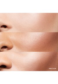 Tre nærbilder av hudtoner som viser glatte teksturer og varierende nyanser: lys, medium og mørk, merket med "PINK GLOW" i hjørnet.