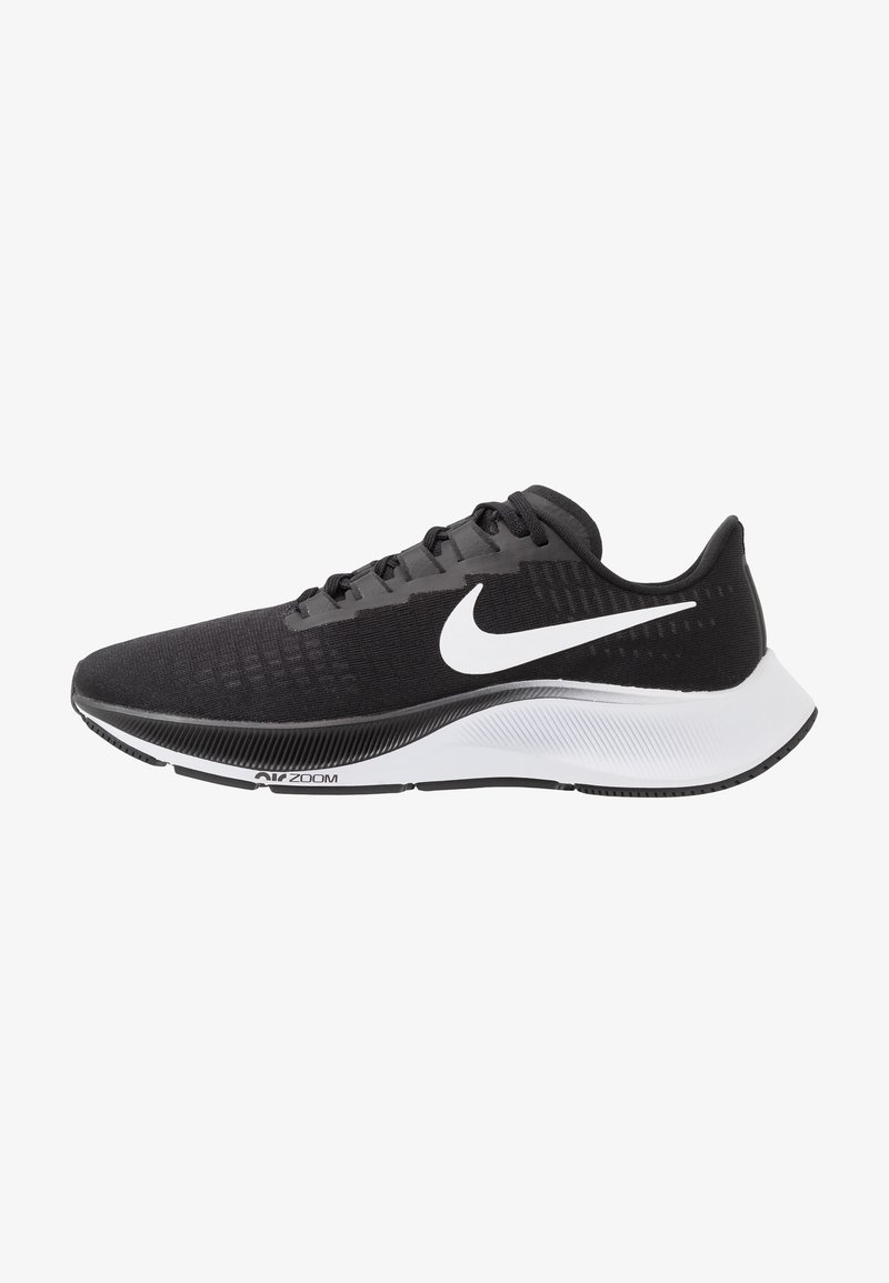 Chaussure de sport noire avec une tige en textile, logo swoosh blanc, semelle rembourrée et semelle extérieure en caoutchouc. Présente un design épuré et arrondi.
