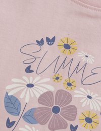 Ljusrosa tyg med blommönster i lila, gult och blått. Texten "SOMMAR" i blå kursiv stil ovanpå blommorna.