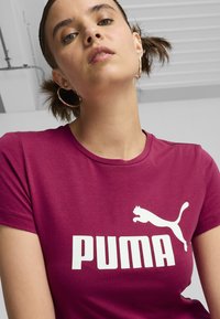 Puma ESSENTIALS LOGO RUNDHALS KURZARM - Camiseta estampada - magenta gleam
