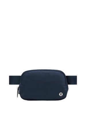 Kleine schwarze Bauchtasche mit Reißverschluss, verstellbarem Gurt und rundem Lululemon-Logo vorne unten rechts.
