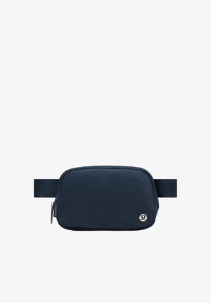 Kleine schwarze Bauchtasche mit Reißverschluss, verstellbarem Gurt und rundem Lululemon-Logo vorne unten rechts.