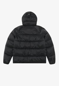 Veste matelassée noire avec capuche, présentant un design en quilting, des poignets élastiques et un matériau extérieur lisse et durable.