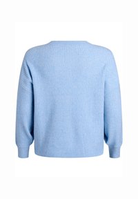 Svetlo modra pletena jopica z rebrasto teksturo, okrogel izrez in spuščeni ramenski šivi. Ima dolge rokave in sproščen kroj.