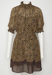 Vestido de estampado de leopardo con cuello alto fruncido y mangas cortas abullonadas. Presenta una cintura fruncida y un dobladillo de capas transparentes en marrón.