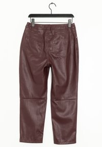 Burgundyröda byxor i faux läder med en slät yta, med två bakfickor och raka ben. Hänger från en svart krok.