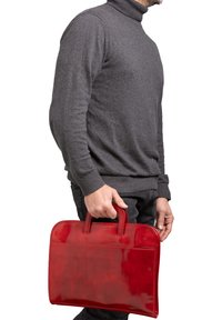 Rode leren aktetas met een glanzende afwerking, voorzien van twee ronde handvatten en een platte vorm. Soepele structuur met minimale stikseldetails.