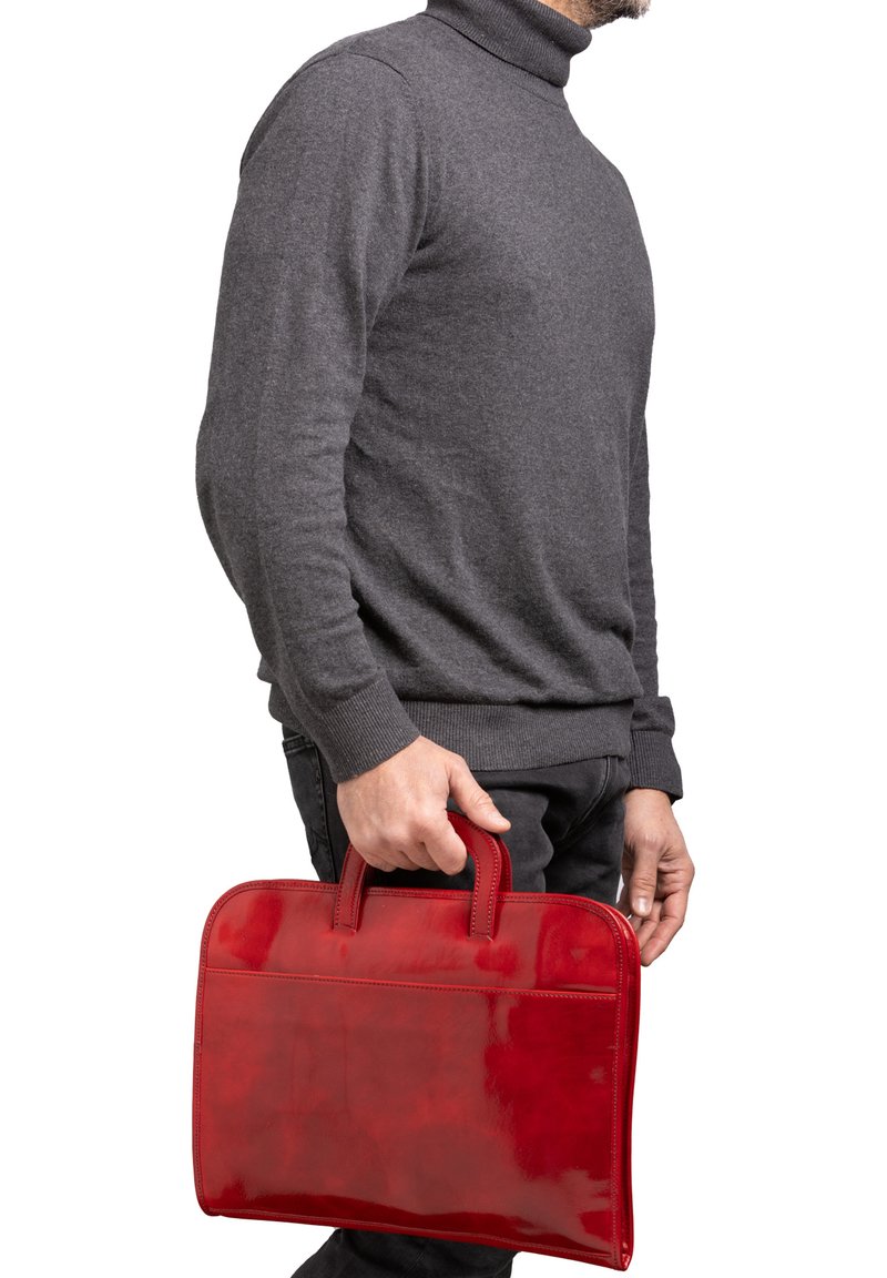 Rode leren aktetas met een glanzende afwerking, voorzien van twee ronde handvatten en een platte vorm. Soepele structuur met minimale stikseldetails.