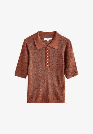 Rdzawy brązowy krótki rękaw swetrowy polo z fakturowanej tkaniny, z ostrym kołnierzem i sześcioma ozdobnymi złotymi guzikami w kształcie gwiazdek na listwie guzikowej.