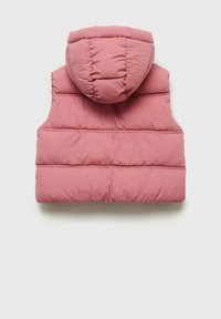 Vest roz din puf cu glugă, având secțiuni quilted, formă rotundă a glugii și textură moale. Fără închidere frontală sau buzunare vizibile.