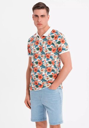 Kortärmad polo skjorta i vit, dekorerad med livfulla orange och teal blommönster. Matchas med ljusblå denim shorts.