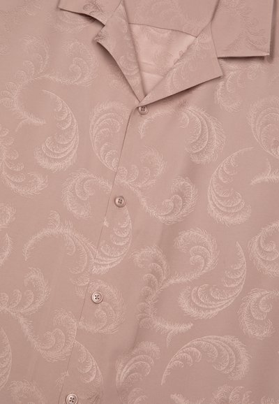 Lichtroze shirt met een gemarmerd bloemenpatroon, korte kraag en vijf knopen. Gladde stof, gedetailleerd ontwerp met draaiende motieven.