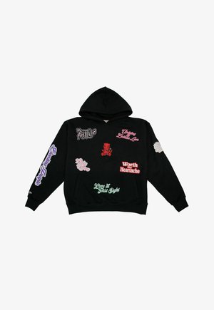 Schwarzer Hoodie mit bunten, bestickten, liebevollen Sprüchen und einem kleinen roten Bären, der in der Mitte vorne ein Messer hält.