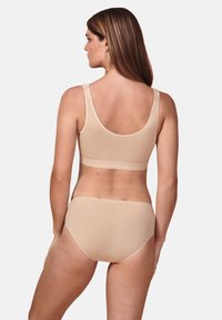 Beiges BH- und Slip-Set aus glattem Stoff. Der BH hat breite Träger und ein nahtloses Design; der Slip hat einen klassischen Schnitt und einen elastischen Bund.