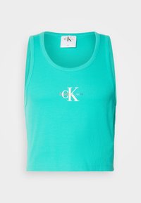Turkizna rebrasta majica bez rukavov s okruglim izrezom, s bijelim "CK" logotipom. Materijal je mek i rastezljiv, krojen je u skraćenom stilu.
