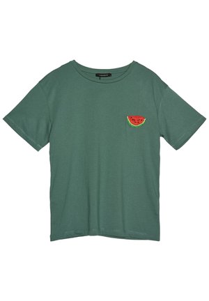 Grøn t-shirt med korte ærmer, rund halsudskæring og en lille broderet vandmelonskive på venstre bryst.