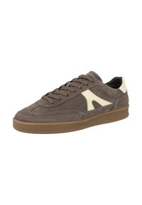 Bruna mockaskinnssneakers med krämfärgade accenter, rund tå, texturerad yta, gummisula och snörningsdesign. Förstärkta sömmar.