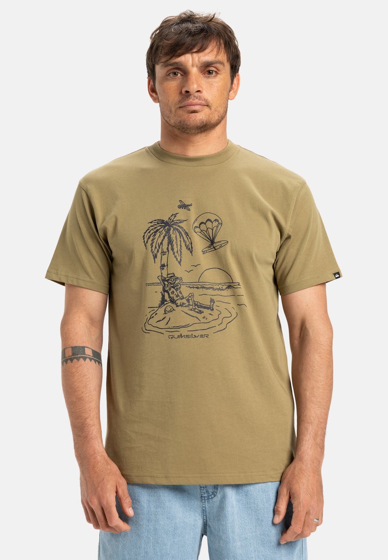 Olivgrünes Baumwoll-T-Shirt mit einem marineblauen Grafikdruck einer Strandlandschaft mit einer Palme, Sonnenuntergang und Fallschirm. Rundhalsausschnitt und kurze Ärmel.