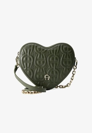 Hartvormige olijfgroene leren crossbody tas met een geëmbosseerd geometrisch patroon en een gouden kettingstrap.